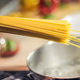 Imagen para el artículo titulado Científicos del MIT descubren el secreto para partir spaghetti en dos mitades sin que se rompan en pedazos